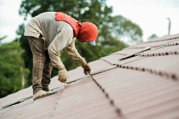 Çatı döşeyen işçiler. Bir ev çatısı, seramik fayans ya da beton çatı döşeme endüstrisi.