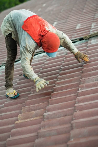 Çatı döşeyen işçiler. Bir ev çatısı, seramik fayans ya da beton çatı döşeme endüstrisi.
