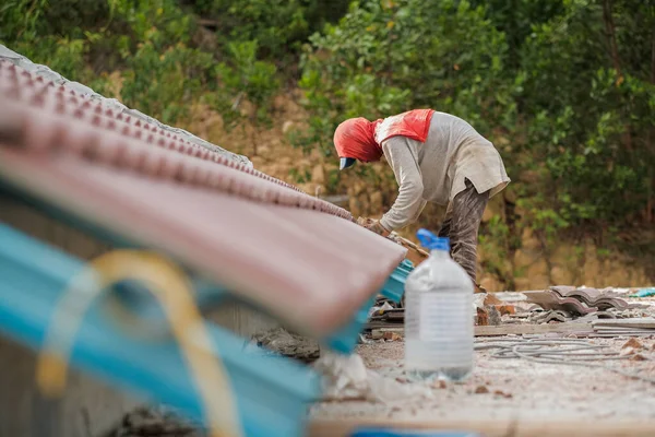 Workers Installing Roof Tile Construction House Roof Ceramic Tile Concrete — Stock Photo, Image
