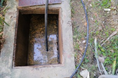 İşçi tıkanmış kanalizasyon borusunu tıkanma tıkanıklığı giderici kullanarak temizler.