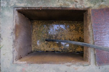 İşçi tıkanmış kanalizasyon borusunu tıkanma tıkanıklığı giderici kullanarak temizler.