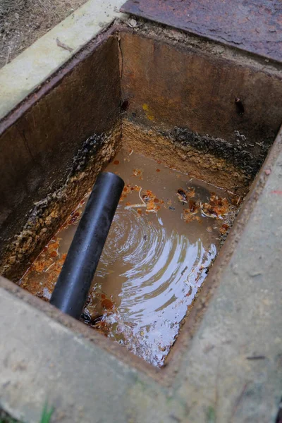 İşçi tıkanmış kanalizasyon borusunu tıkanma tıkanıklığı giderici kullanarak temizler.