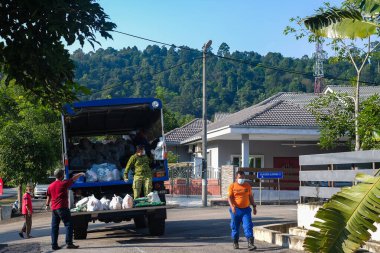 Muadzam Şah, Malezya - 17 Şubat 2021: Covid-19 'un yayılmasını engellemek için Gelişmiş Hareket Kontrol Nişanı (EMCO) altında bulunan Desa Alamanda' da temel gıda tedariklerinin dağıtımı.