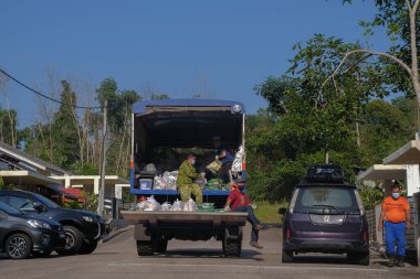 Muadzam Şah, Malezya - 17 Şubat 2021: Covid-19 'un yayılmasını engellemek için Gelişmiş Hareket Kontrol Nişanı (EMCO) altında bulunan Desa Alamanda' da temel gıda tedariklerinin dağıtımı.
