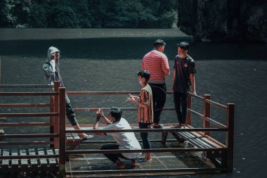 Ipoh, Malezya - 16 Ocak 2021: Tasik Cermin 'in Güzelliği (Ayna Gölü) hala birçok ziyaretçiyi cezbediyor.