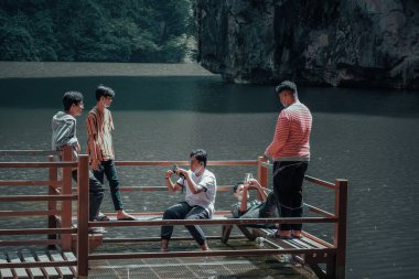 Ipoh, Malezya - 16 Ocak 2021: Tasik Cermin 'in Güzelliği (Ayna Gölü) hala birçok ziyaretçiyi cezbediyor.