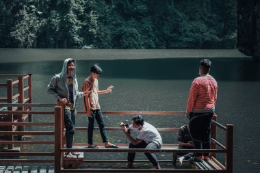 Ipoh, Malezya - 16 Ocak 2021: Tasik Cermin 'in Güzelliği (Ayna Gölü) hala birçok ziyaretçiyi cezbediyor.