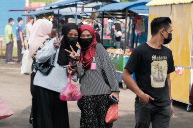 Muadzam Şah, Malezya - 24 Nisan 2021: Muadzam Şah 'taki bir Ramazan gıda pazarında müşteriler