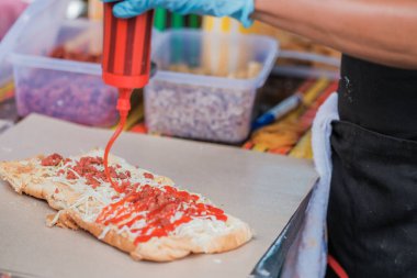 Bir adam, Muadzam Şah 'taki bir ramadhan pazarında John ekmeği veya 