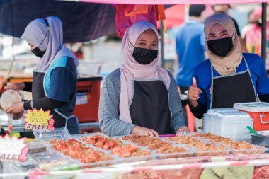 Muadzam Şah, Malezya - 24 Nisan 2021: Müslimler için oruç tuttuğu bir ay boyunca Pazar Ramadhan 'da çeşitli içecekler satıldı.