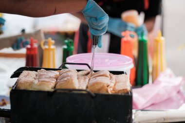 Bir adam, Muadzam Şah 'taki bir ramadhan pazarında John ekmeği veya 