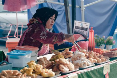Muadzam Şah, Malezya - 24 Nisan 2021: Müslimler için oruç tuttuğu bir ay boyunca Pazar Ramadhan 'da çeşitli içecekler satıldı.