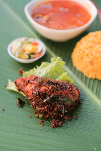 Nasi Beriyani Gulai Kawah Ayam Berempah Serviti Foglia Verde — Foto Stock