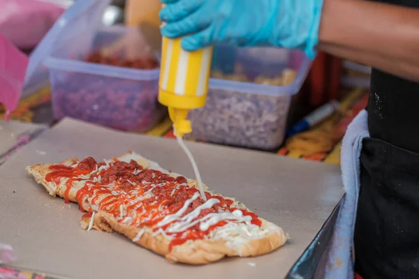 Egy Férfi John Kenyeret Vagy Roti John Készít Malajziában Egy — Stock Fotó