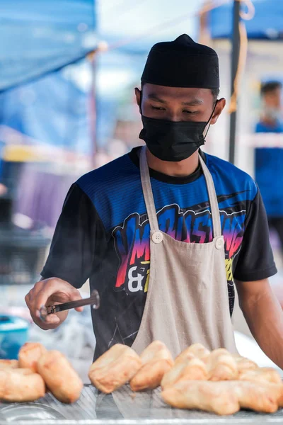 Muadzam Şah, Malezya - 24 Nisan 2021: Muadzam Şah 'taki kutsal Ramazan ayında yol kenarındaki tezgahtan helal gıda satan Müslüman erkek satıcılar