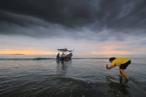 Beserah Μαλαισία Απριλίου 2021 Ψαράς Σπρώχνει Σκάφος Του Πηγαίνοντας Για — Φωτογραφία Αρχείου