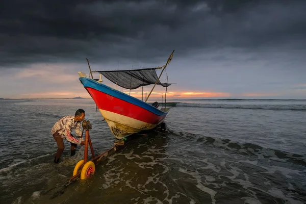 Beserah Malaysia April 2021 Fischer Schieben Ihr Boot Und Gehen — Stockfoto