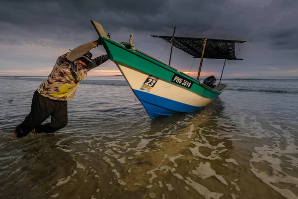 Beserah Malaysia April 2021 Fischer Schieben Ihr Boot Und Gehen — Stockfoto