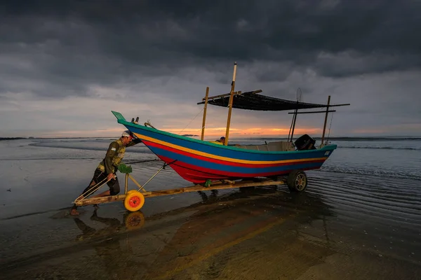 Beserah Μαλαισία Απριλίου 2021 Ψαράς Σπρώχνει Σκάφος Του Πηγαίνοντας Για — Φωτογραφία Αρχείου
