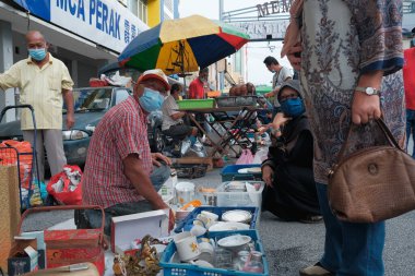 Ipoh, Malezya - 17 Ocak 2021: İnsanlar Ipoh City 'deki Pasar Karat Loken veya Memory Lane Caddesi' nde alışveriş yapıyor. Uygun fiyatlı nadir ve antika eşyalar arayanlar için.