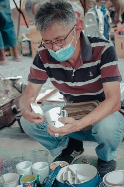 Ipoh, Malezya - 17 Ocak 2021: İnsanlar Ipoh City 'deki Pasar Karat Loken veya Memory Lane Caddesi' nde alışveriş yapıyor. Uygun fiyatlı nadir ve antika eşyalar arayanlar için.