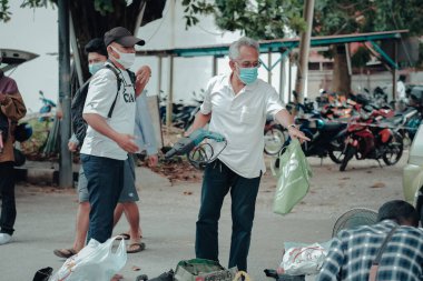 Ipoh, Malezya - 17 Ocak 2021: İnsanlar Ipoh City 'deki Pasar Karat Loken veya Memory Lane Caddesi' nde alışveriş yapıyor. Uygun fiyatlı nadir ve antika eşyalar arayanlar için.