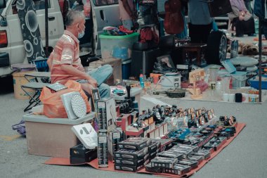 Ipoh, Malezya - 17 Ocak 2021: İnsanlar Ipoh City 'deki Pasar Karat Loken veya Memory Lane Caddesi' nde alışveriş yapıyor. Uygun fiyatlı nadir ve antika eşyalar arayanlar için.