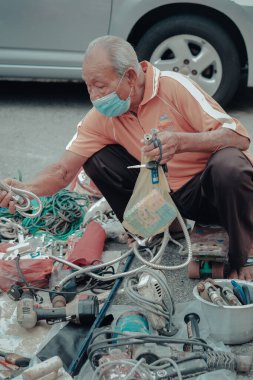 Ipoh, Malezya - 17 Ocak 2021: İnsanlar Ipoh City 'deki Pasar Karat Loken veya Memory Lane Caddesi' nde alışveriş yapıyor. Uygun fiyatlı nadir ve antika eşyalar arayanlar için.