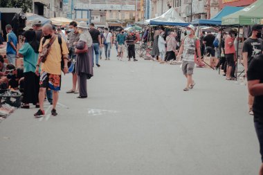 Ipoh, Malezya - 17 Ocak 2021: İnsanlar Ipoh City 'deki Pasar Karat Loken veya Memory Lane Caddesi' nde alışveriş yapıyor. Uygun fiyatlı nadir ve antika eşyalar arayanlar için.