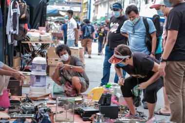 Ipoh, Malezya - 17 Ocak 2021: İnsanlar Ipoh City 'deki Pasar Karat Loken veya Memory Lane Caddesi' nde alışveriş yapıyor. Uygun fiyatlı nadir ve antika eşyalar arayanlar için.