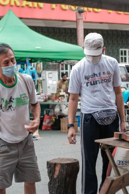 Ipoh, Malezya - 17 Ocak 2021: İnsanlar Ipoh City 'deki Pasar Karat Loken veya Memory Lane Caddesi' nde alışveriş yapıyor. Uygun fiyatlı nadir ve antika eşyalar arayanlar için.