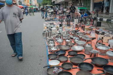Ipoh, Malezya - 17 Ocak 2021: İnsanlar Ipoh City 'deki Pasar Karat Loken veya Memory Lane Caddesi' nde alışveriş yapıyor. Uygun fiyatlı nadir ve antika eşyalar arayanlar için.