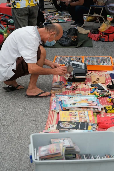 Ipoh, Malezya - 17 Ocak 2021: İnsanlar Ipoh City 'deki Pasar Karat Loken veya Memory Lane Caddesi' nde alışveriş yapıyor. Uygun fiyatlı nadir ve antika eşyalar arayanlar için.