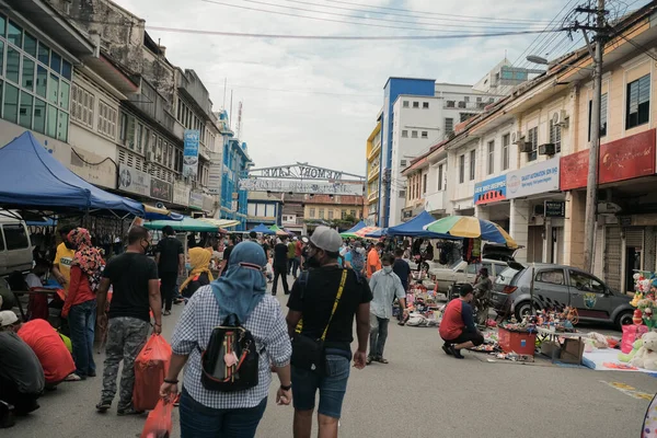 マレーシアのイポー 2021年1月17日 人々はイポー市のPasar Karat LokeまたはMemory Lane Streetで買い物や散歩をしています 手頃な価格で希少でアンティークアイテムをお探しの方へ — ストック写真