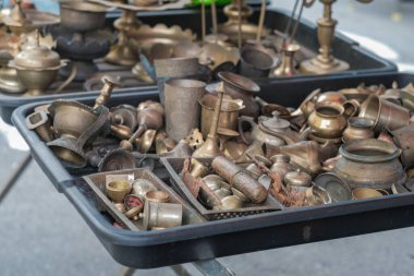 Pasar Karat Loken veya Ipoh Memory Lane Caddesi 'nde satılık vintage eşyalar.