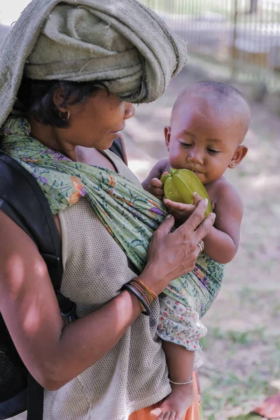 Muadzam Shah Malaysia June 2Nd 2021 Aborigine Mother Carrying Baby — Stock Photo, Image