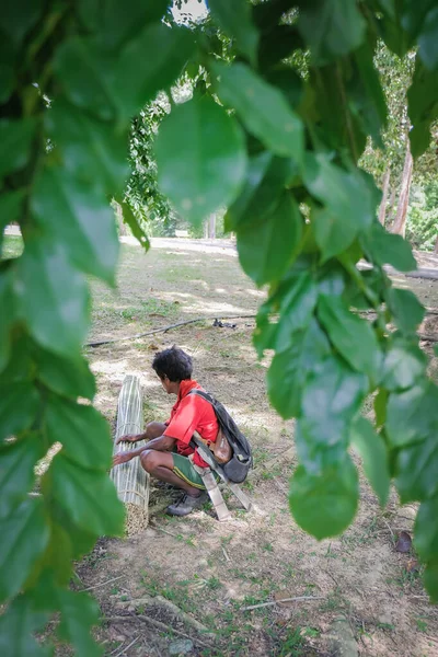 Muadzam Shah Malezja Czerwca 2021 Mężczyźni Orang Asli Kayu Bertam — Zdjęcie stockowe