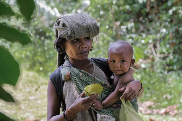 Muadzam Shah Malaysia June 2Nd 2021 Aborigine Mother Carrying Baby — Stock Photo, Image