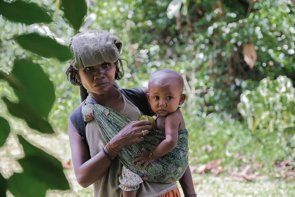 Muadzam Shah Malaysia June 2Nd 2021 Aborigine Mother Carrying Baby — Stock Photo, Image