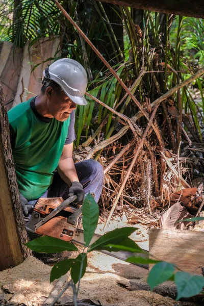 Ongeïdentificeerde Man Houthakker Die Hout Houtblokken Snijdt Hij Gebruikt Een — Stockfoto