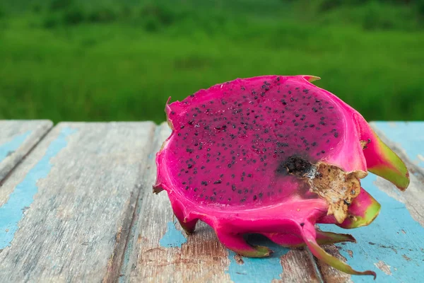 Drachenfrucht Auf Holztisch Mit Grün Hinterlegtem Hintergrund Frischobst Konzept — Stockfoto