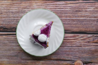 Beyaz tabakta yaban mersinli kek