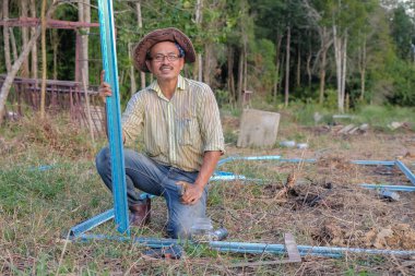 Bahçıvan meyve bahçesindeki c kanalı çeliğinden çocuk odası yapıyor..