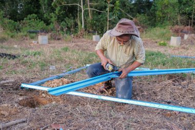 Göz korumalı işçiler, c kanalı çeliğini kesmek için öğütücü kullanıyorlar, endüstriyel işler için araçlar.