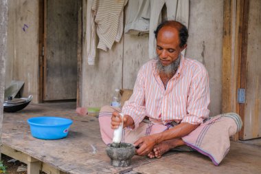 Ölümlü ve tokmak kullanan yaşlı adamın portresi.