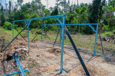Bahçıvan meyve bahçesindeki c kanalı çeliğinden çocuk odası inşa ediyor..