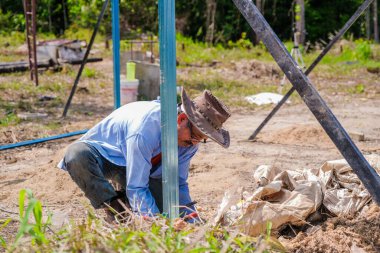 Bahçıvan meyve bahçesindeki c kanalı çeliğinden çocuk odası inşa ediyor..