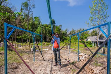 Bahçıvan meyve bahçesindeki c kanalı çeliğinden çocuk odası inşa ediyor..