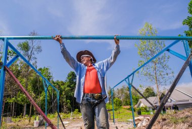 Bahçıvan meyve bahçesindeki c kanalı çeliğinden çocuk odası inşa ediyor..