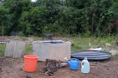 Organik geri dönüşümlü biyolojik çözünebilir malzeme ve ev atıkları komposterde. En iyi organik gübre.